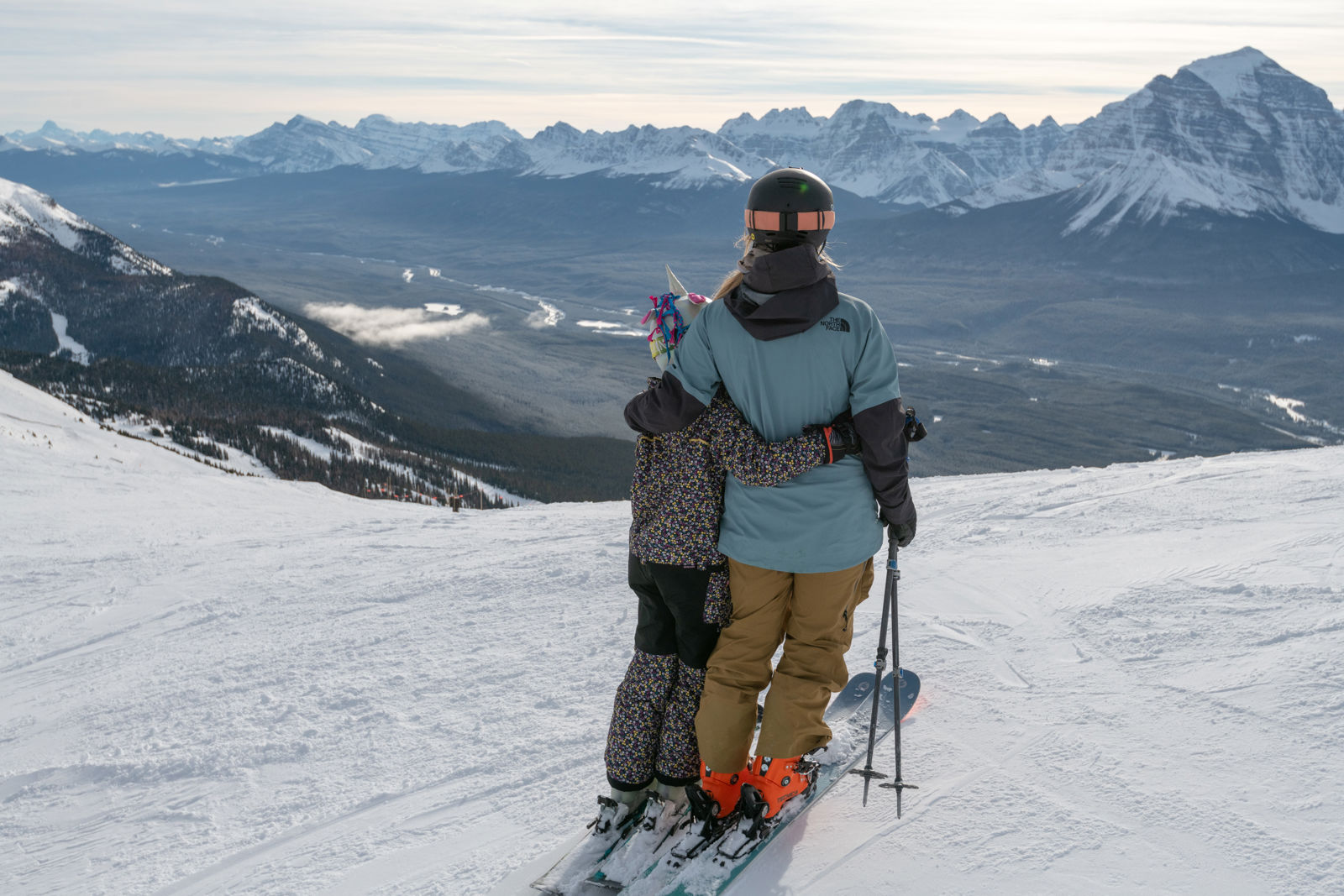 Skibig3 AB family hug